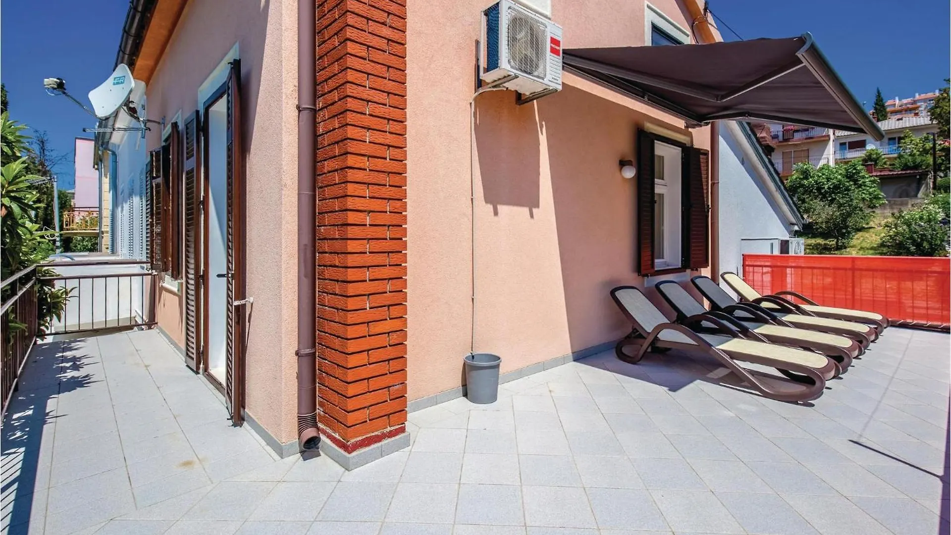 Apartment Marta - Whole House, Right By The Sea Novi Vinodolski